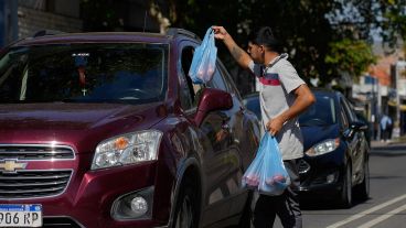 Los trabajadores informales aprovechan los segundos que les regala el semáforo en rojo para ganarse el sustento.