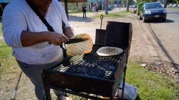 Amasa de noche y a las 7 ya está en el puesto para ofrecer cada unidad a 1.500 pesos.