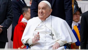 El papa Francisco, que sigue convaleciente por sus problemas de salud, apareció sin que estuviera previsto ante los fieles en la Plaza de San Pedro del Vaticano, al término de la misa del Domingo de Ramos (Efe).