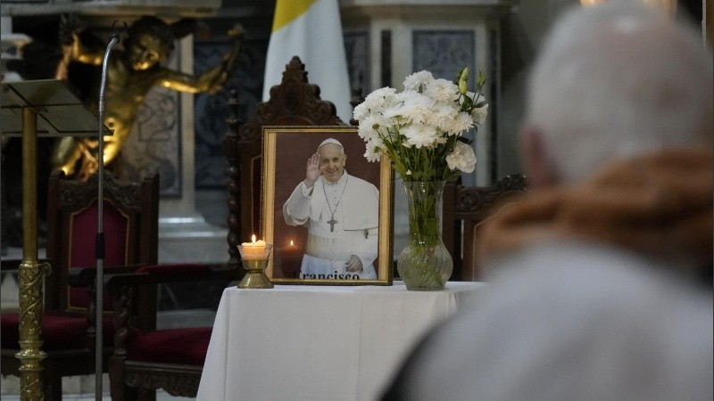 La Catedral de Rosario abrió sus puertas y los fieles empezaron a acercarse para despedir a Francisco.