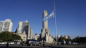 Símbolo de luto y duelo, bandera nacional a media asta en el Monumento a la Bandera por la muerte del papa Francisco.