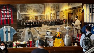 "Nos detuvimos en una enorme vitrina en un pasadizo entre salones. Apilados bajo un orden casual, el Papa y el fútbol", escribe Roberto Caferra.