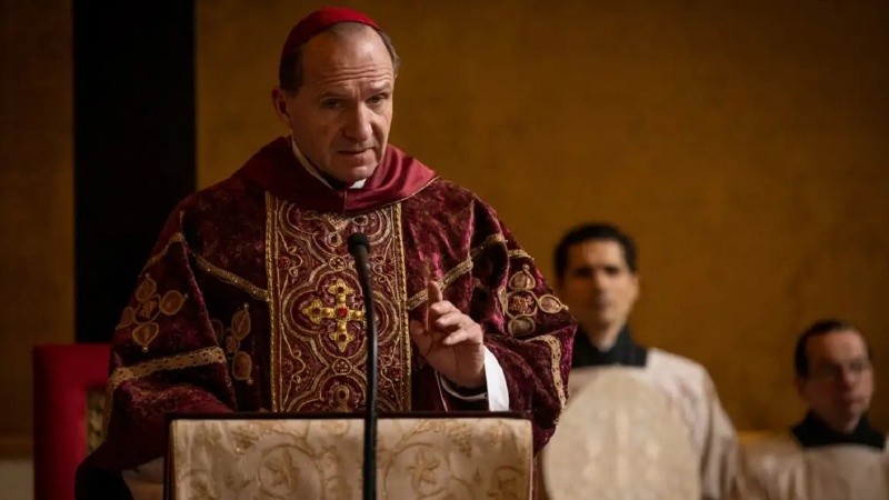 Cónclave retrata el proceso que debe seguirse para la designación de un nuevo papa.