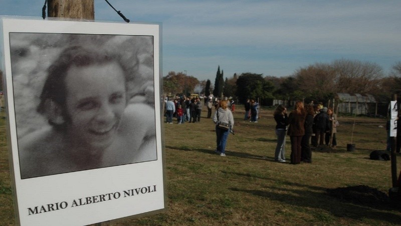  La fotografía del padre de Soledad Nívoli en el camposanto junto a La Perla, donde hace unos años asistió para un homenaje.