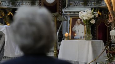 La imagen del Papa al lado del altar de la Catedral de Rosario.