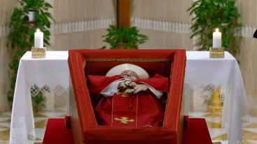Un féretro austero y una casulla usada: los símbolos que acompañan el "sencillo" último adiós del papa Francisco.