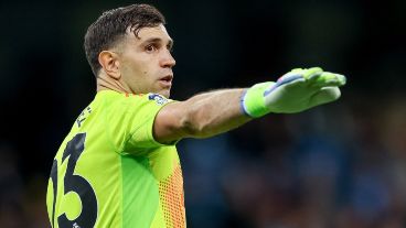 El Dibu no tuvo la mejor de sus noches en la Premier League.