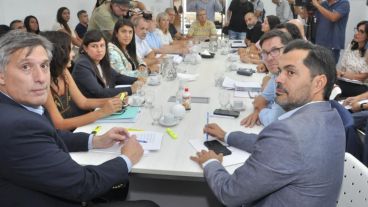 Funcionarios y gremialistas volverán a sentarse a una misma mesa esta semana.