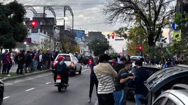 Hinchas tomaron la sede del club en la avenida La Plata de Buenos Aires.