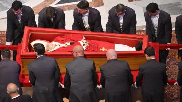 El cuerpo del Papa Francisco es trasladado a la Basílica de San Pedro para su velatorio durante tres días, en la Ciudad del Vaticano.