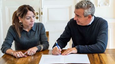 A partir de lo firmado en el dia de hoy por el intendente Javkin y Anahí Rodríguez, titular de la EPE, la empresa se hará cargo de las reparaciones de las veredas que intervenga.