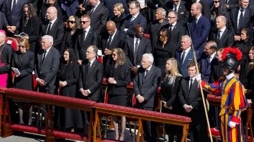 Milei junto a otros líderes políticos en el último adiós a Francisco.