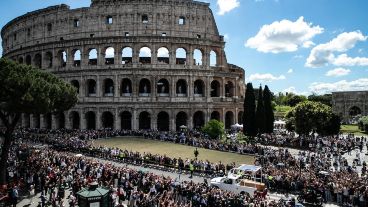 Miles de files se apostaron a lo largo del recorrido para despedir al Papa argentino