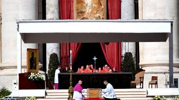 El inicio de la emotiva ceremonia para despedir a Francisco.
