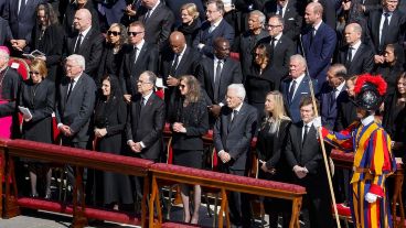 Milei junto a otros jefes de Estado en la despedida al Papa.