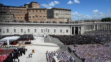 El Vaticano estima que entre la ceremonia y la peregrinación por Roma, hubo más de 400 mil personas.
