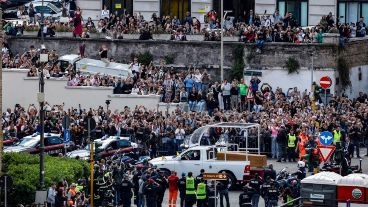 Miles de fieles despidiento a Francisco en las calles de Roma.