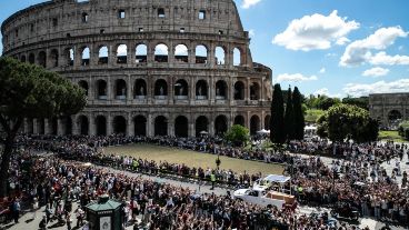 El paso de los restos del Papa por el frente del Coliseo de Roma.