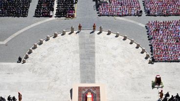 El féretro con los restos del Papa ante más de 250 mil personas que se hicieron presentes en la plaza San Pedro.