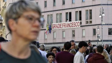 Cartele en agradecimiento a Francisco, colgados a lo largo del último recorrido del Papa.