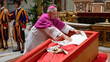 Se cerró el féretro del papa Francisco.
