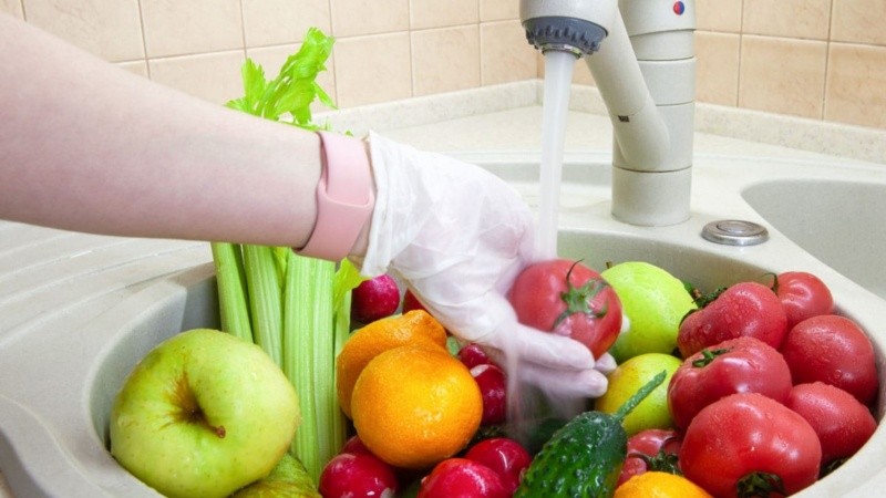 Enfermedades como la hepatitis A pueden contagiarse si se comen o beben alimentos o agua contaminados.