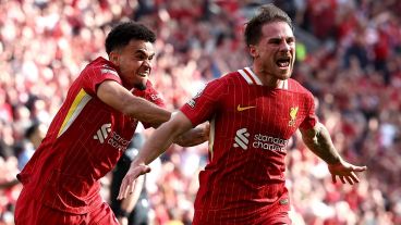 Alexis Mac Allister celebra el 2-1 en Anfield junto al colombiano Luis Díaz.