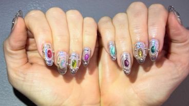 La cantante Katy Perry lució un diseño inspirado en el sistema solar para viajar al espacio.