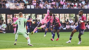 El ecuatoriano Obando marcó el 2-1 parcial en el primer tiempo.