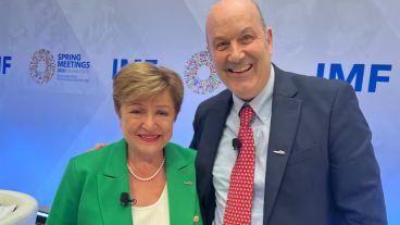 Kristalina Georgieva y Federico Sturzenegger, con los pines de la motosierra, en la sede del FMI, en Washington.