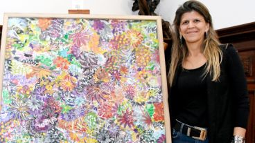 La artista Guillermina Neri y la obra que tendrá fines solidarios.