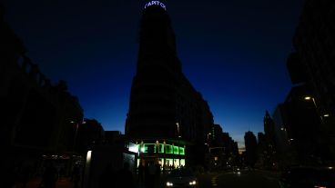 El apagón dejó a oscuras las calles y también las estaciones de transporte público.