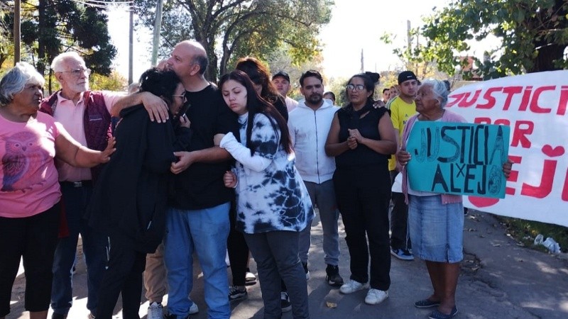 Fabián y Graciela, padre y madre de Alejo, piden ayuda para esclarecer el asesinato de su hijo.