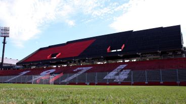 Así quedó la tribuna superior norte con la pintura rojinegra.