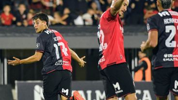 Valentino Acuña, que ingresó por el lesionado Silvetti, marcó su primer gol.