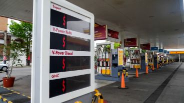 Desde la Cámara que nuclea a las estaciones aseguran que, tras el anuncio de YPF, bajará el precio de todas las compañías.