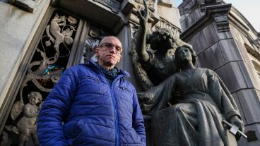 El exsecretario de Cultura Dante Taparelli en el cementerio y museo.