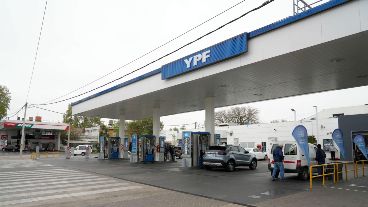 Una jueza de Nueva York dispuso que Argentina le entregue YPF a un fondo buitre.