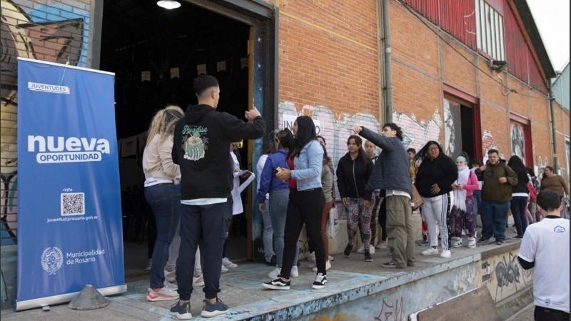 Imagen de archivo de la entrega de tarjetas de becas Nueva Oportunidad.