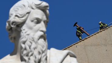 Así montaban la chimenea con la que se comunicará el acuerdo por el nuevo Papa.