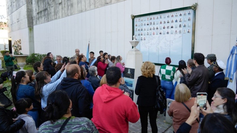 El acto del 2 de mayo, por cuarta vez en el Paseo de los Ilustres del cementerio El Salvador, fue muy emotivo.