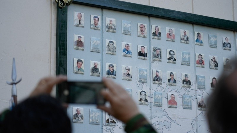 El acto del 2 de mayo, por cuarta vez en el Paseo de los Ilustres del cementerio El Salvador, fue muy emotivo.