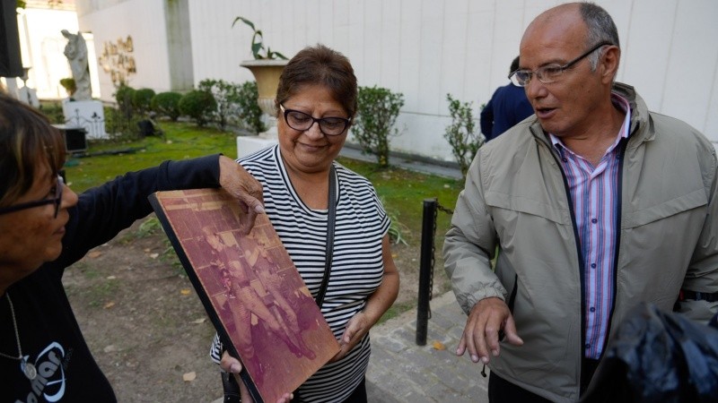Una de las hermanas de Adrián Paz, suicidado en 1999, con Ariel Giménez y la foto de ellos jóvenes.
