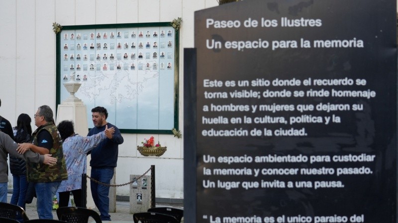 El acto del 2 de mayo, por cuarta vez en el Paseo de los Ilustres del cementerio El Salvador, fue muy emotivo.