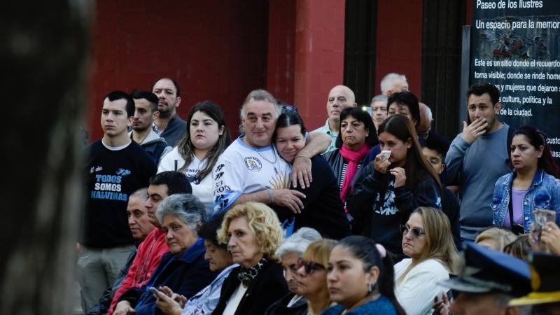El acto del 2 de mayo, por cuarta vez en el Paseo de los Ilustres del cementerio El Salvador, fue muy emotivo.