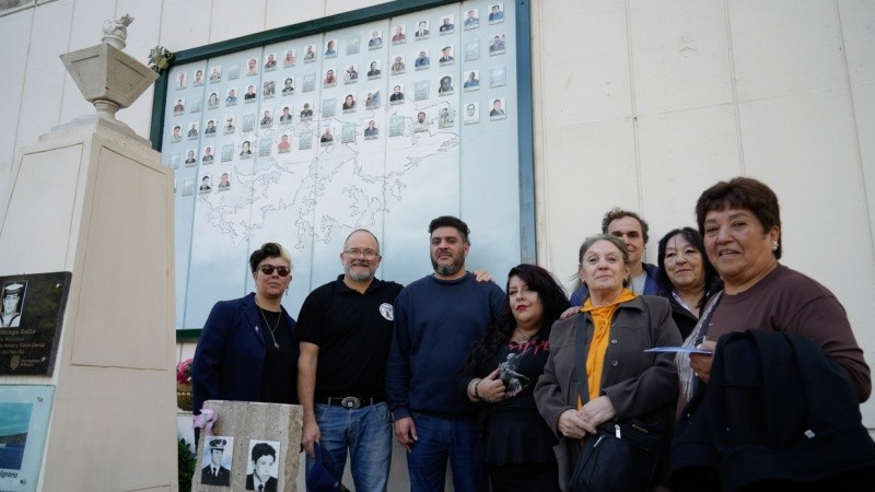El acto del 2 de mayo, por cuarta vez en el Paseo de los Ilustres del cementerio El Salvador, fue muy emotivo.