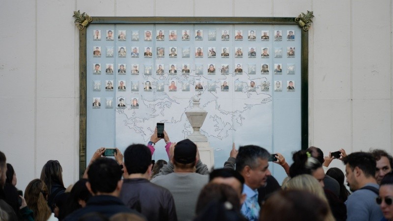 El acto del 2 de mayo, por cuarta vez en el Paseo de los Ilustres del cementerio El Salvador, fue muy emotivo.