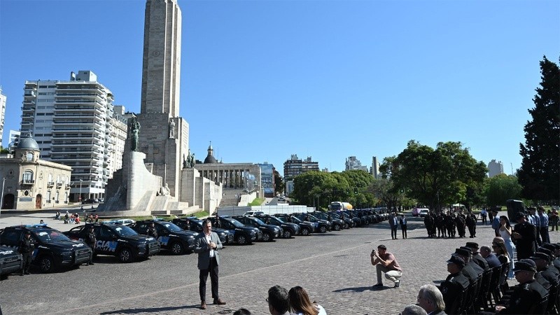 El ministro Cococcioni expuso las nuevas camionetas en la zona del Monumento.