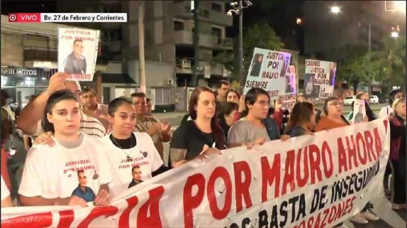 Familiares y amigos de Mauro Villamil se manifestaron con carteles e imágenes en reclamo de justicia por el crimen.