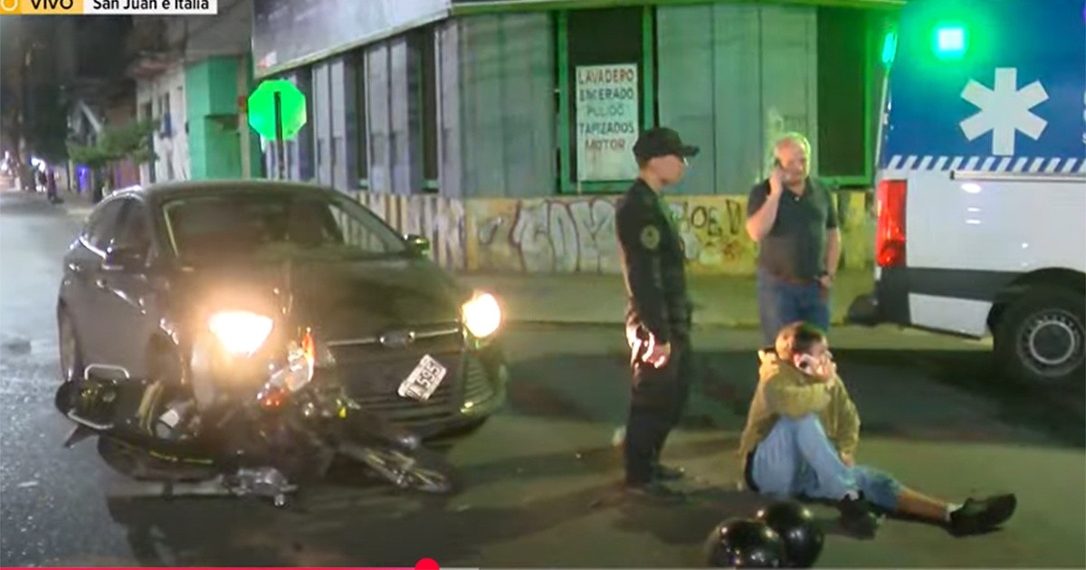 Fuerte choque entre un auto y una moto en el centro con dos heridos ...